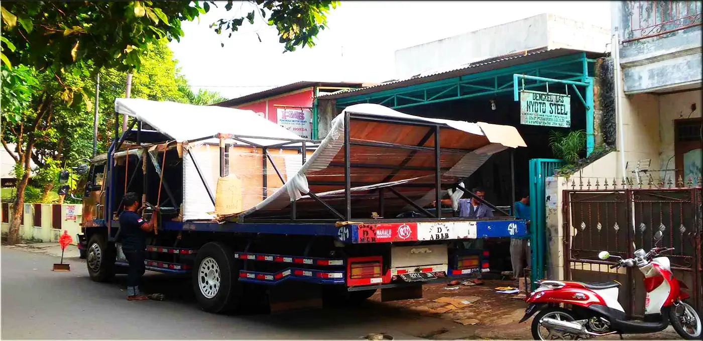 Truk mengangkut rangka kanopi hasil Bengkel Las Nyoto Steel