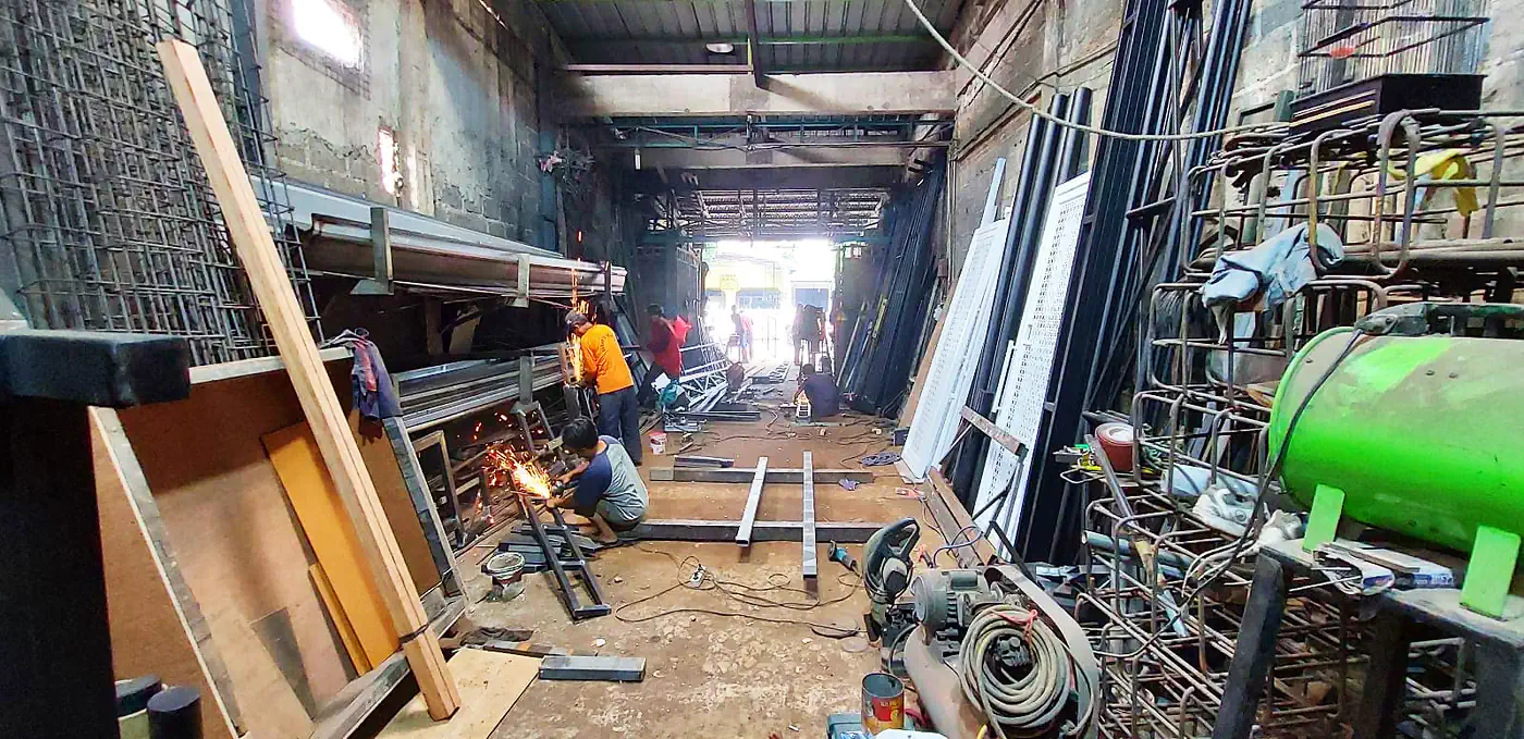 Proses pengelasan rangka besi di workshop