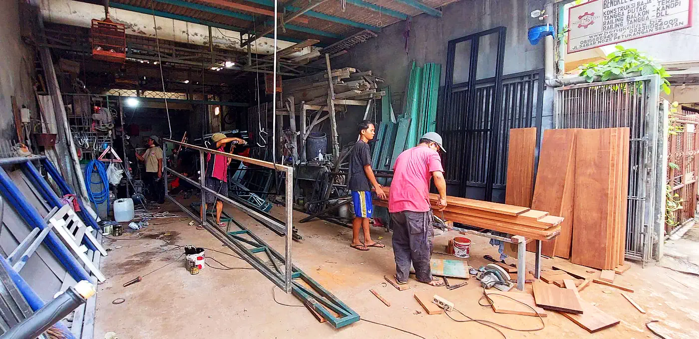 Tim Nyoto Steel merakit kusen pintu besi dan kayu