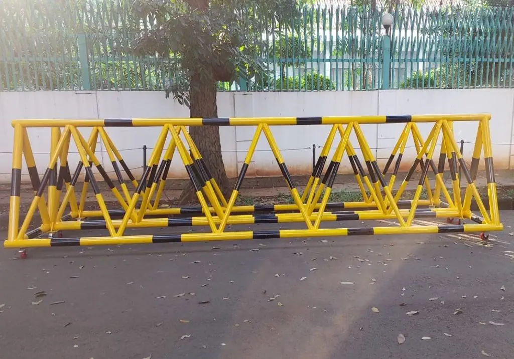 Pagar pengaman demo kuning-hitam beroda, siap digunakan