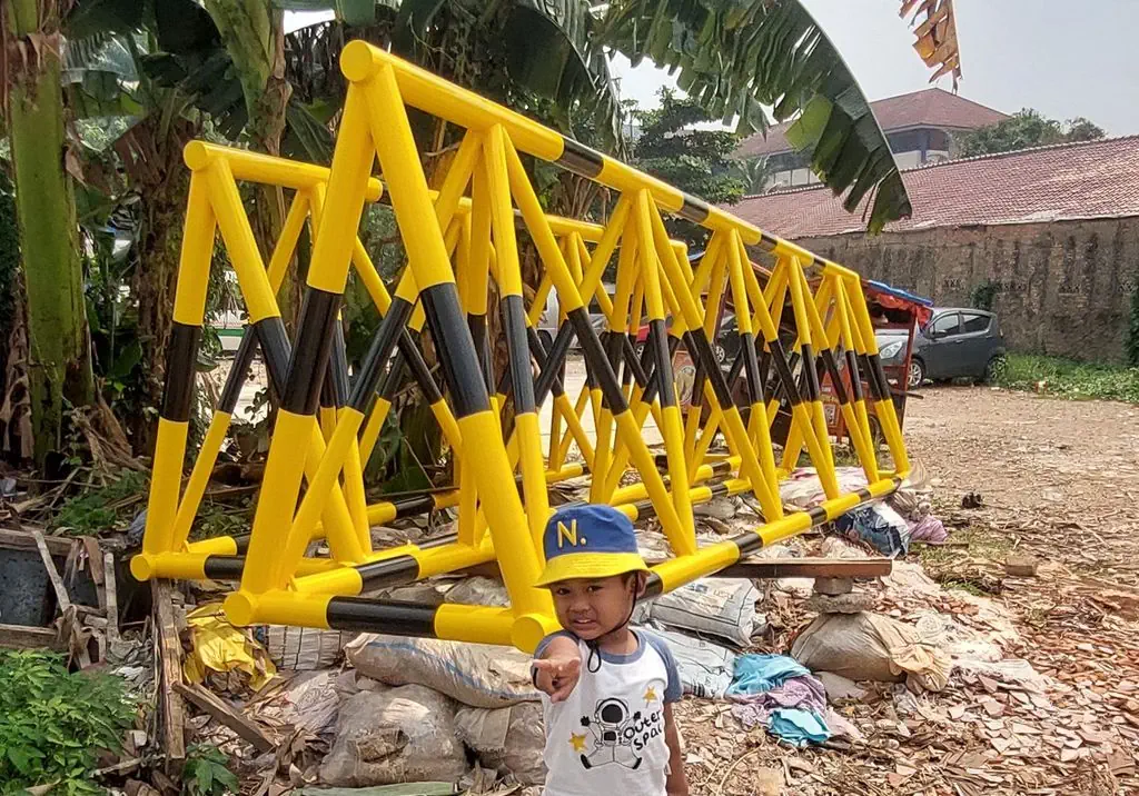 Pagar pengaman demo selesai dicat kuning-hitam