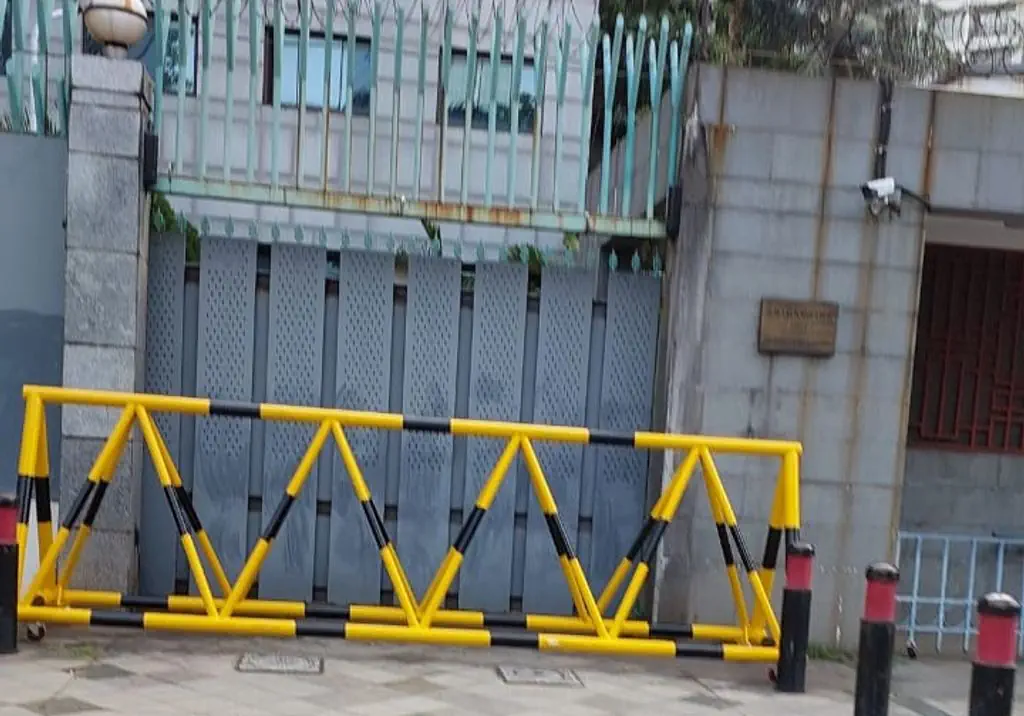 Pagar pengaman demo terpasang di depan gerbang Kedutaan Besar Republik Rakyat China, Jakarta
