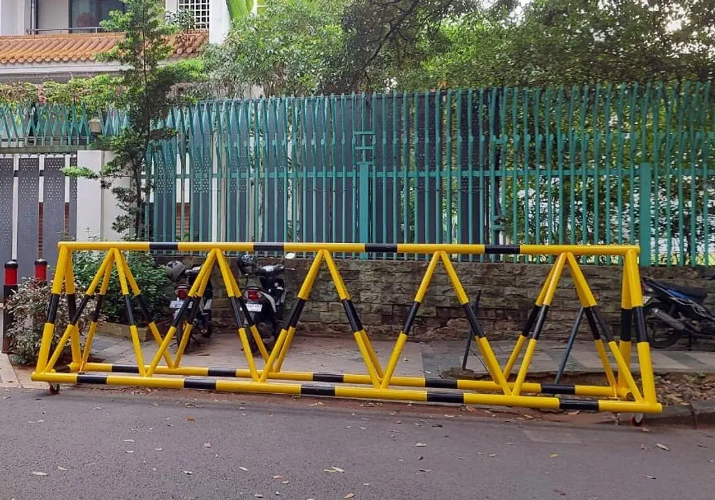 Pagar pengaman demo di sisi trotoar area kedutaan