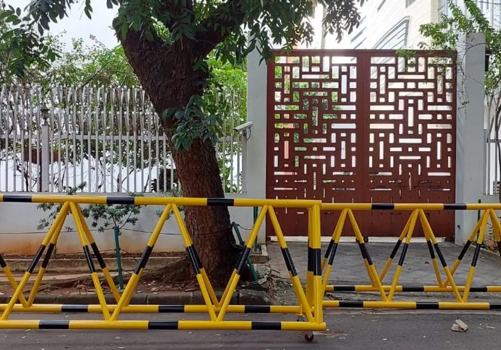 Dua unit pagar pengaman demo di depan gerbang