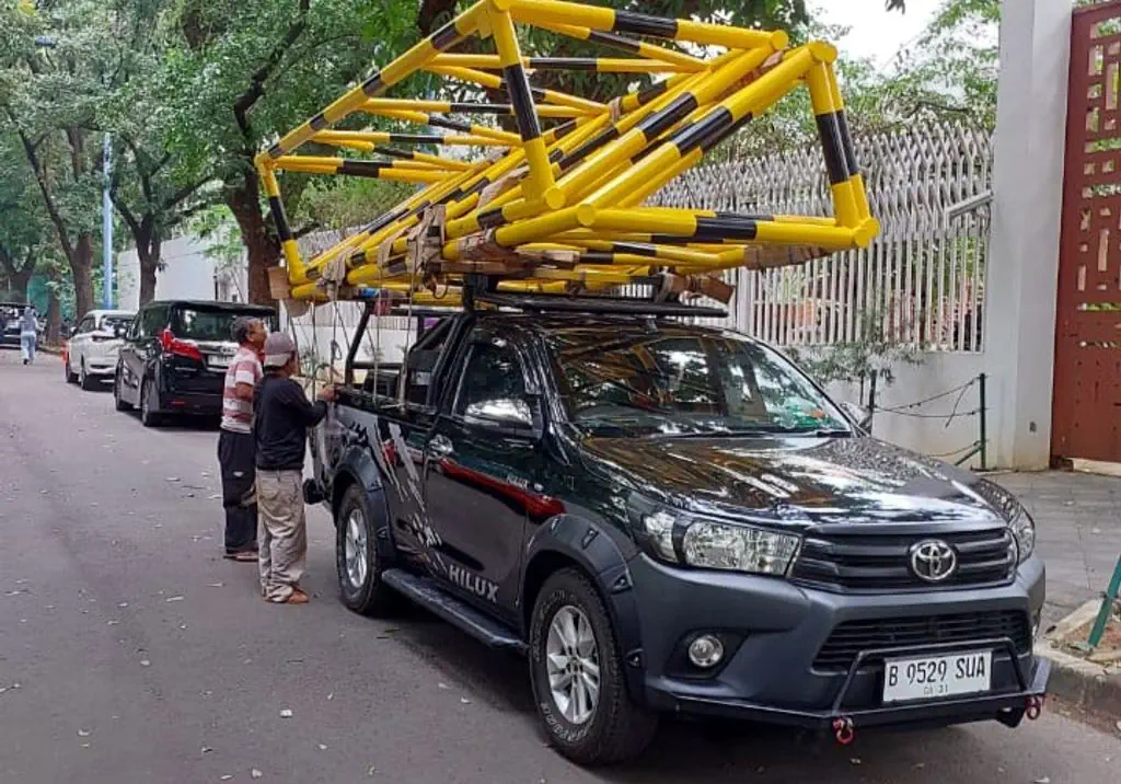 Pengiriman pagar pengaman demo dengan mobil pikap