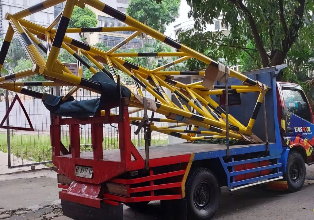 Pagar pengaman demo diangkut dengan truk ke lokasi