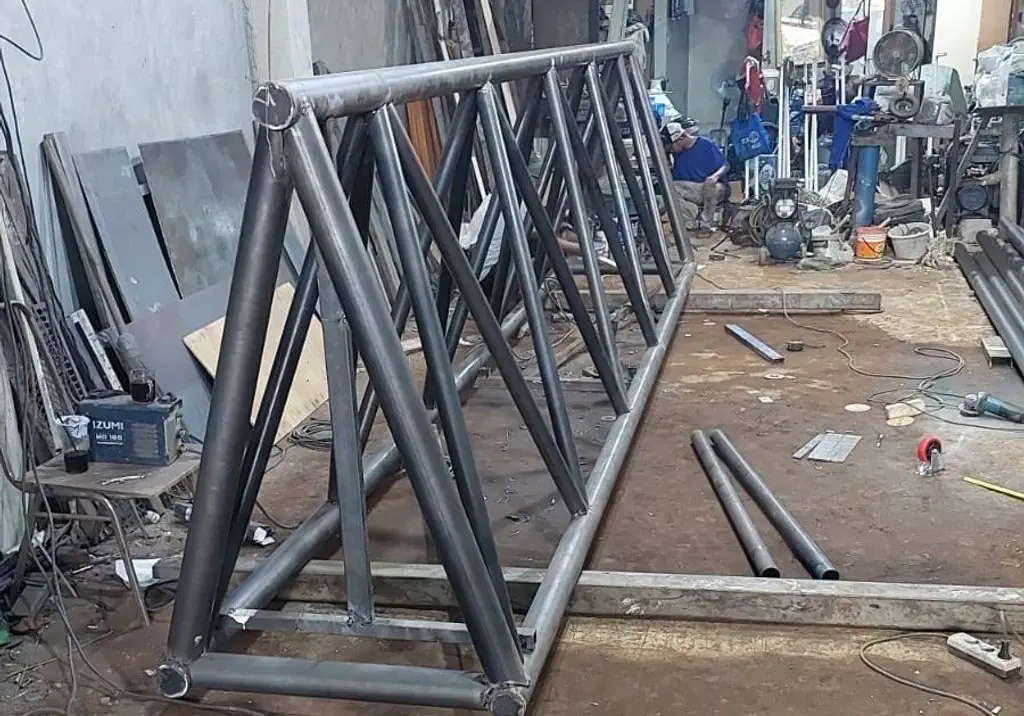 Rangka pagar pengaman demo dari pipa besi saat pengelasan di workshop