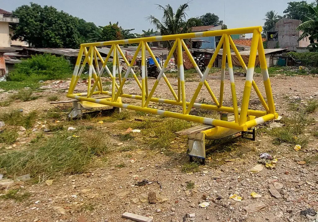 Proses pengecatan pagar pengaman demo